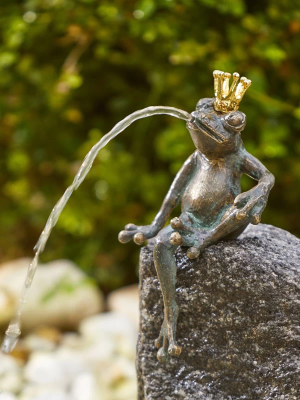 Bronzefigur Froschkönig Sitzend (Art.Nr. 89016) 1 Bronzefigur Froschkönig Sitzend (Art.Nr. 89016)