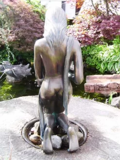 Bronzefigur Noèlle Klein (Art.Nr. 88279) -Gartenpflanzen Verkauf bronzefigur noelle hinten 1280x1280